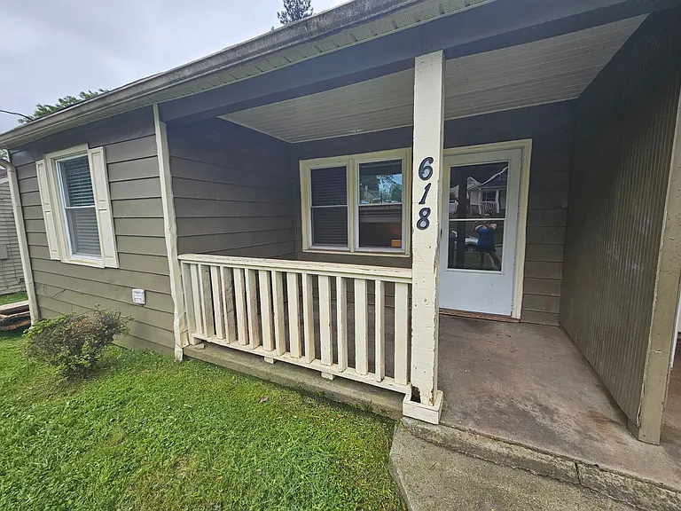 618 Frasier St SE — Photo 2
