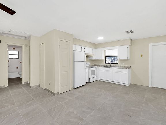 3rd image of 275 Carson Ave