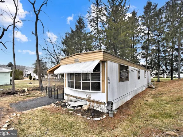 211 Pine St, Lyon Station, PA 19536