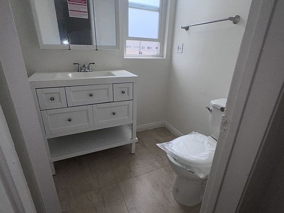 5th image of 947 S Westmoreland Ave #306