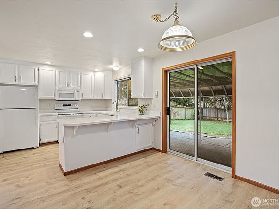 5th image of 17210 90th Avenue E