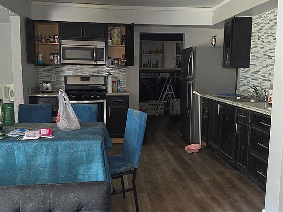 3rd image of 3096 Devonshire St