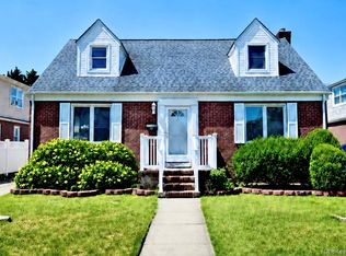 35 Rose Lane, New Hyde Park, NY 11040