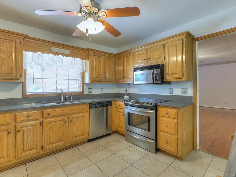 2303 Friendship Dr — Photo 10