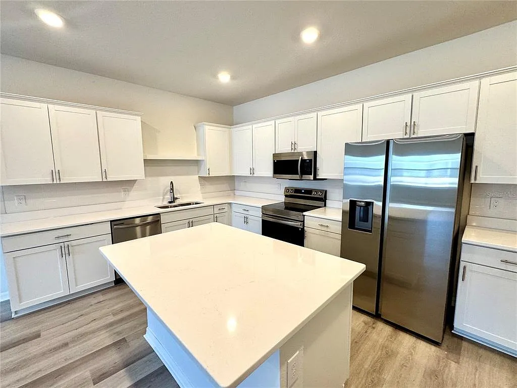 3 bed, 2.5 bath, 1705 sqft, $2,200 — Photo 3