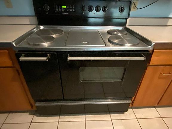 4th image of 908 West Ave