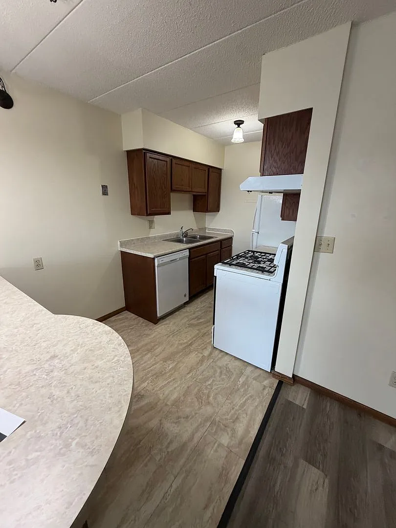 Eastwood Manor Apartments — Photo 3