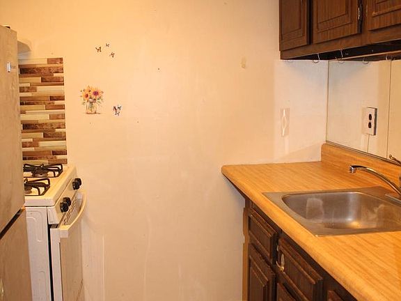 2nd image of 23 Lancaster Est