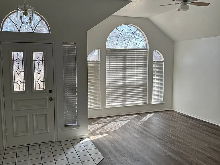 2916 Glasgow Dr — Photo 2