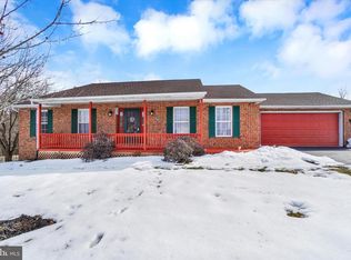 49 Edgehill Rd, Glen Rock, PA 17327