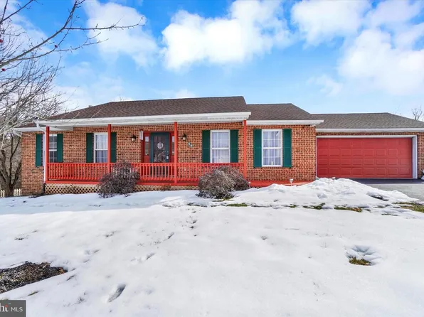 49 Edgehill Rd, Glen Rock, PA 17327