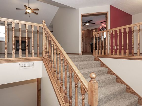 2nd image of 909 Dagen Ln