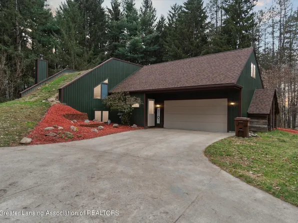 12684 Upton Rd, Bath, MI 48808