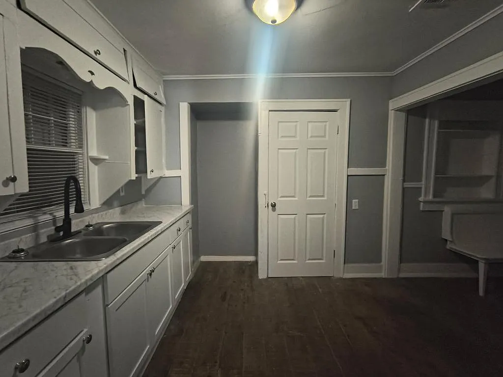 217 E Woodrow St — Photo 4