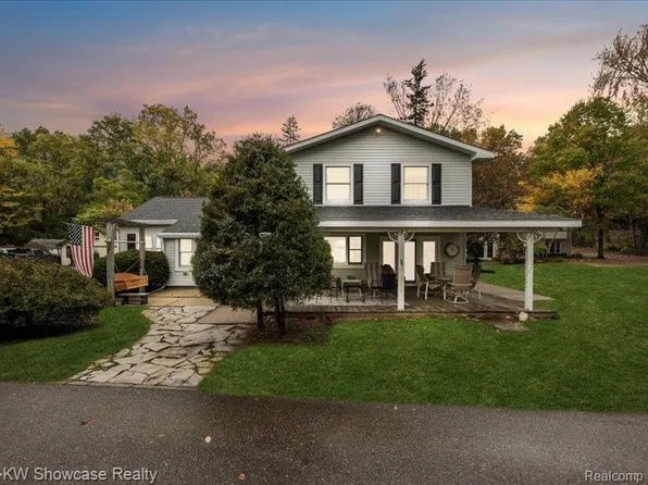 612 Sunrise Park St, Howell, MI 48843