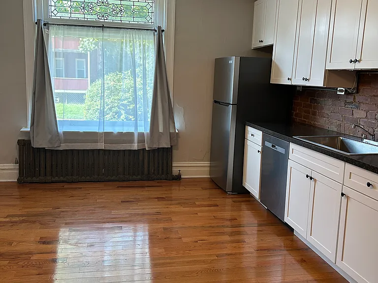 439 Rebecca Ave #1FT — Photo 2