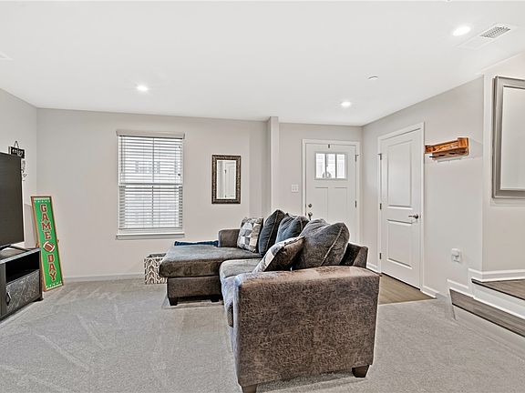 4th image of 319 Caledonia Pl