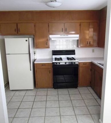 Kitchen w/gas stove