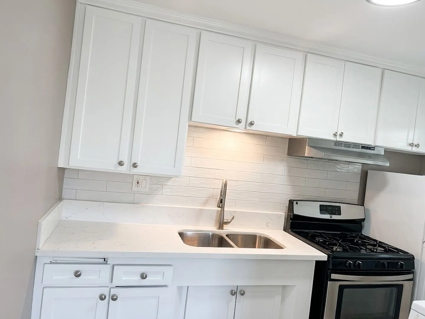 2 bed, 1.0 bath, 800 sqft, $2,061 — Photo 2