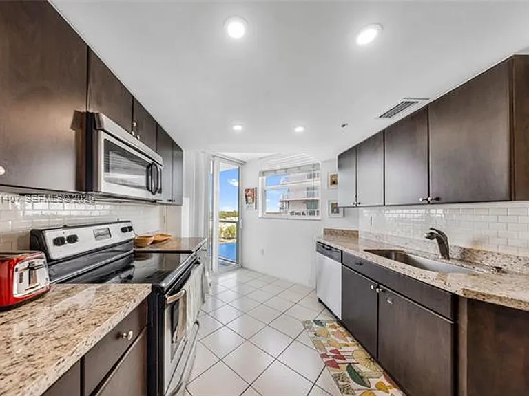5880 Collins Ave #1007 — Photo 2