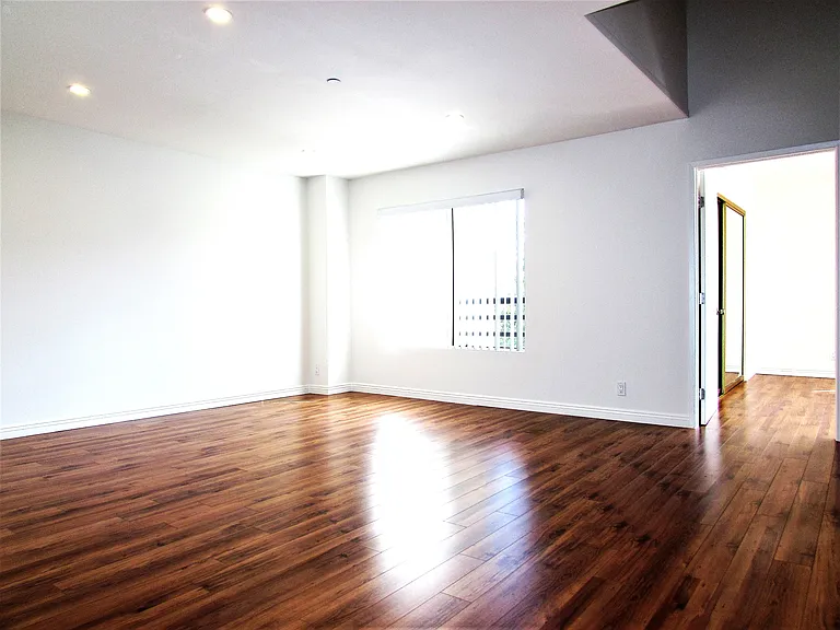 1141 N Columbus Ave — Photo 31