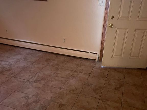 5th image of 654 Stryker Ave #6
