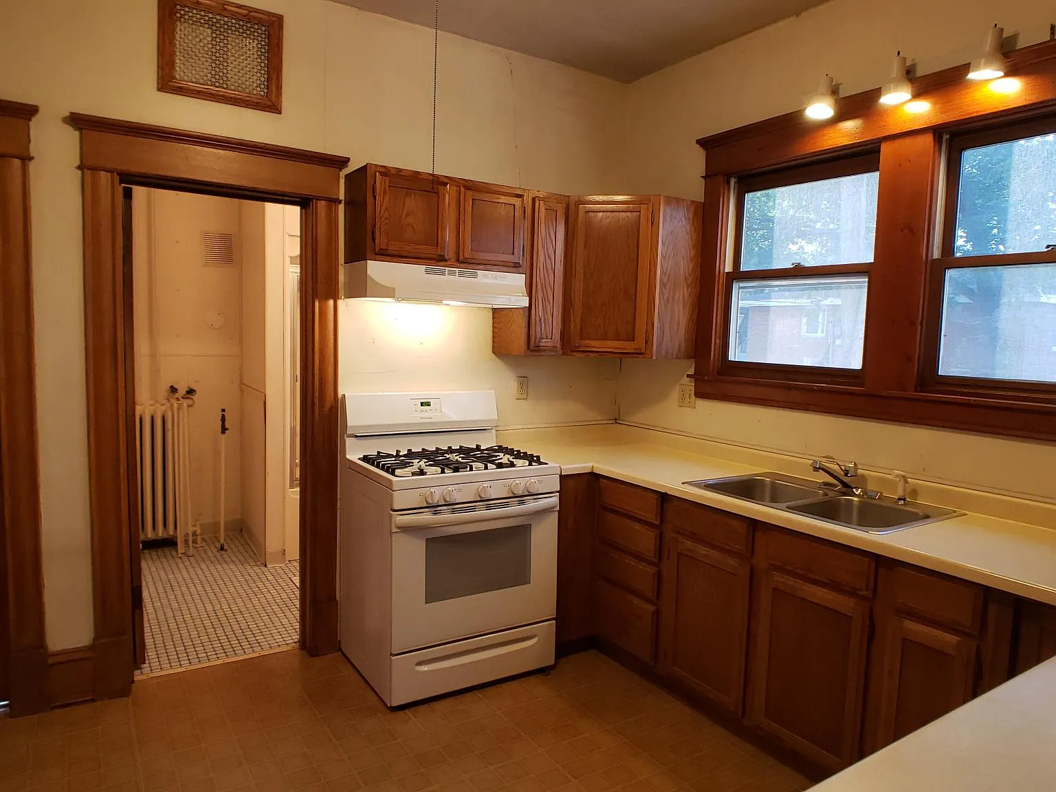 3 bed, $2,100 — Photo 4