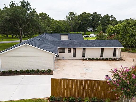 2nd image of 301 Oak Dr