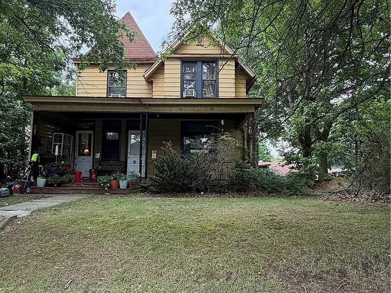 11 Maplewood Ave — Photo 1