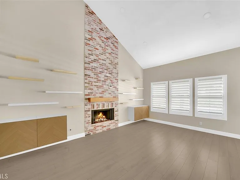 356 E Yale Loop — Photo 2