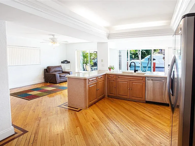 360 SE 12th Ave — Photo 21