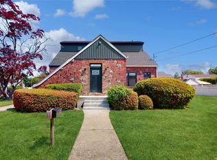 11 Walnut Ave, Farmingdale, NY 11735