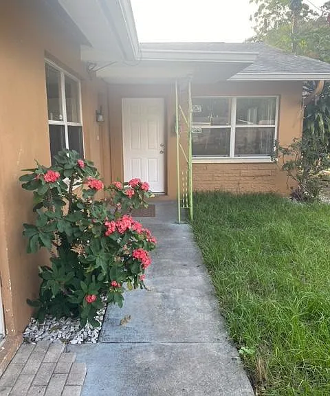 2060 N Betty Ln — Photo 2