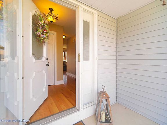 3rd image of 1144 Hyde Park Ln