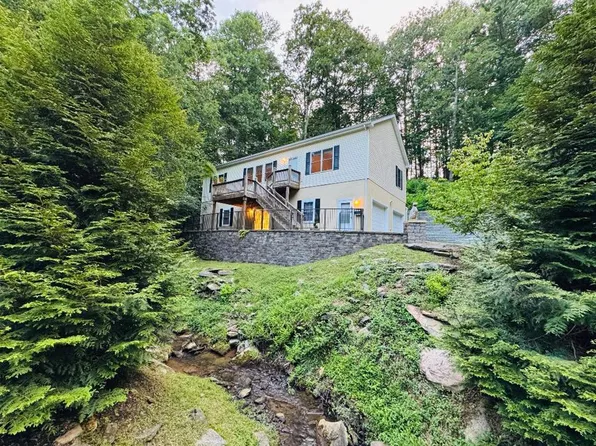 512 Dogwood Dr, Hillsville, VA 24343
