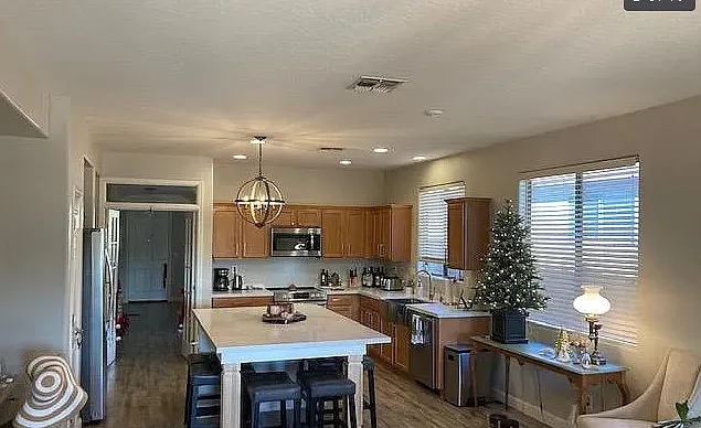 4 bed, 1827 sqft, $2,495 — Photo 4