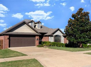 1989 N Batsford Dr, Fayetteville, AR 72704