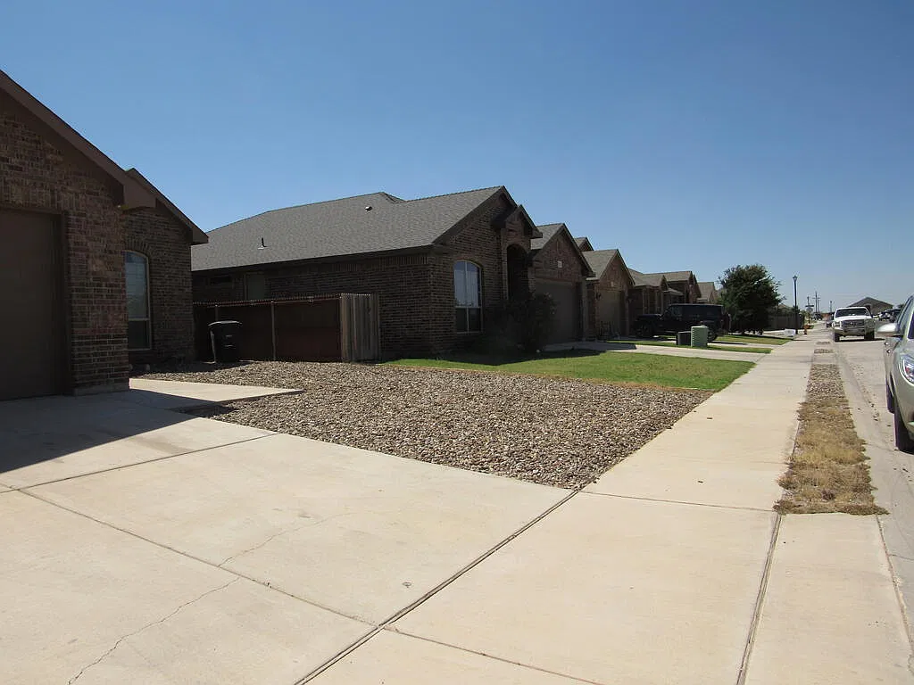 4 bed, 2.5 bath, 2513 sqft, $3,500 — Photo 3