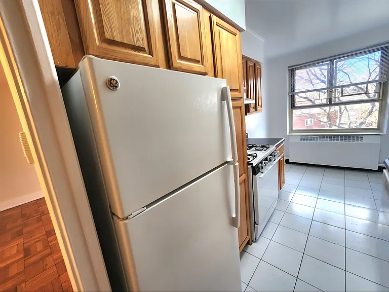196 65th Cres #B — Photo 7