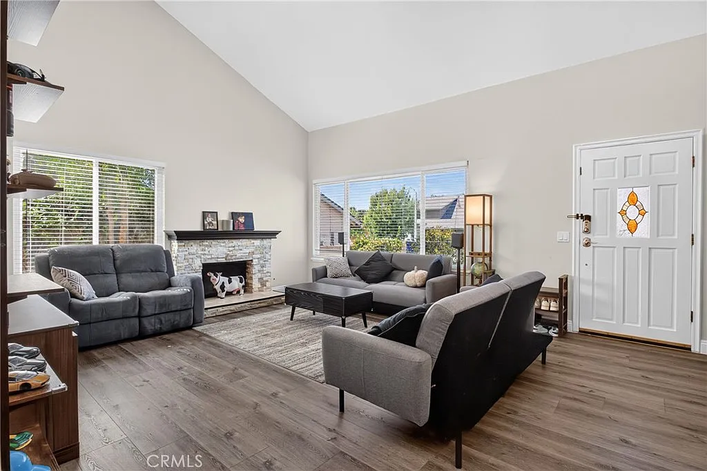 3 bed, 1365 sqft, $3,850 — Photo 2