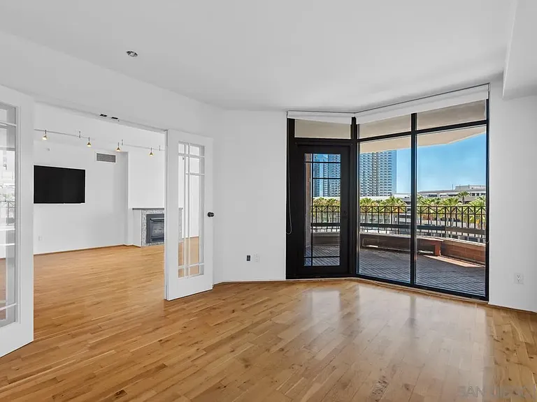 500 W Harbor Dr #504 — Photo 32