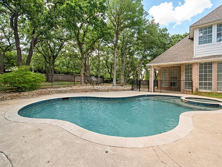 1004 Chimney Hill Trl — Photo 34