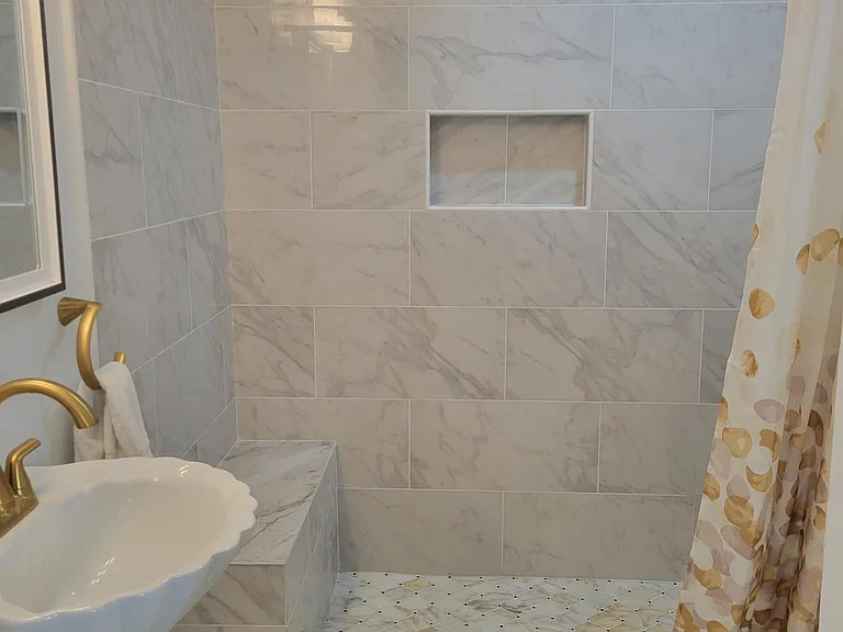 Downstairs main full bathroom with seat