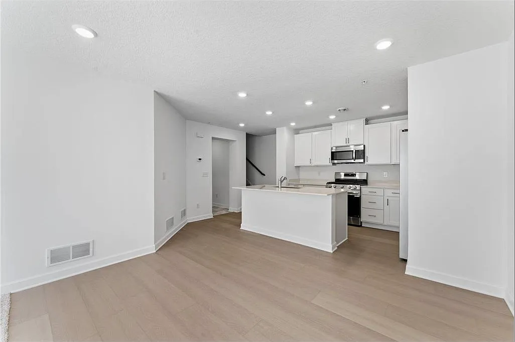 3 bed, 1782 sqft, $2,299 — Photo 2