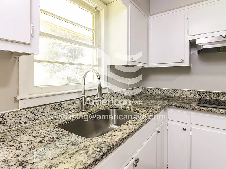 1072886_008_kitchen_8.jpg