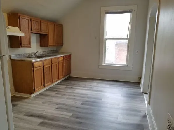 707 W 4th St #3, Muscatine, IA 52761