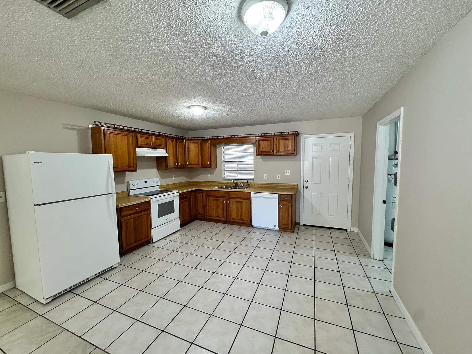 Nice 3 Bedroom 2 Bathroom Single Family Home — Photo 3