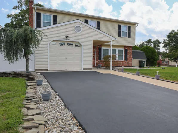 25 Orchard Ct, Howell, NJ 07731