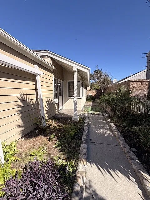 3 bed, 1200 sqft, $4,000 — Photo 2