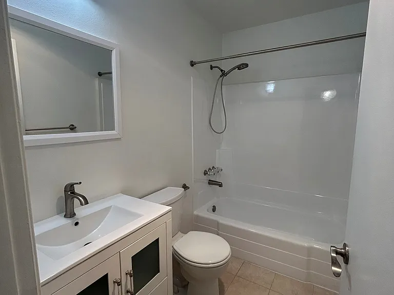 Glenoaks Apartments — Photo 18